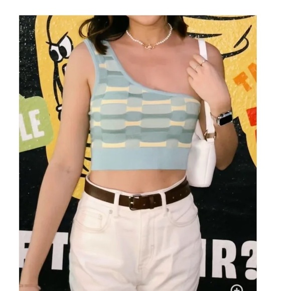 Cotton On Tops - Cotton On Abstract Shoulder Crop Top Size M
